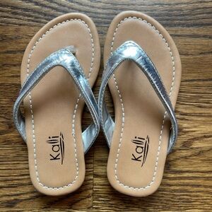 NWOT Toddler Girls Kalli Silver Summer Metallic Flip Flops Size 8